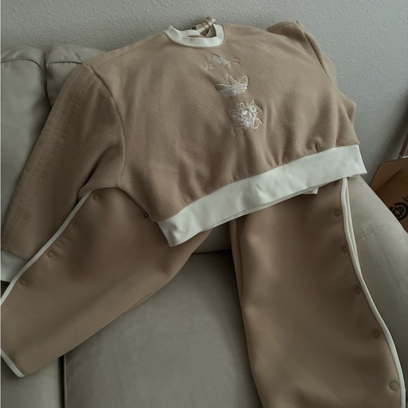 adidas Originals Pants - Adidas Beige and White Fleece Top/ Pants With that Oversized Aesthetic.
